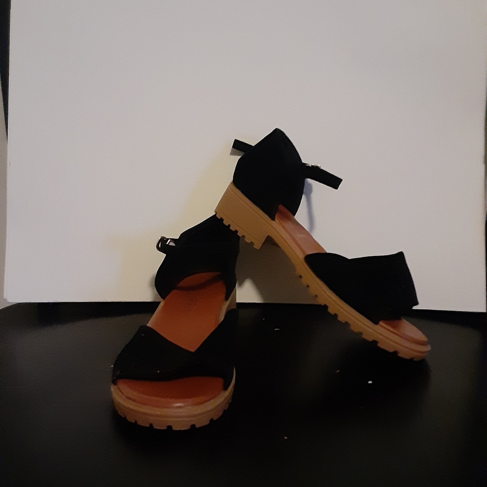 Meng Meng Size M black heeled sandal